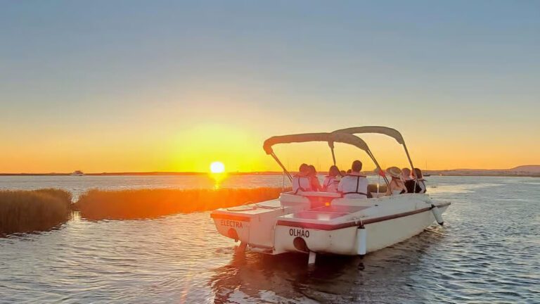 paseo en barco al atardecer en Ría Formosa
