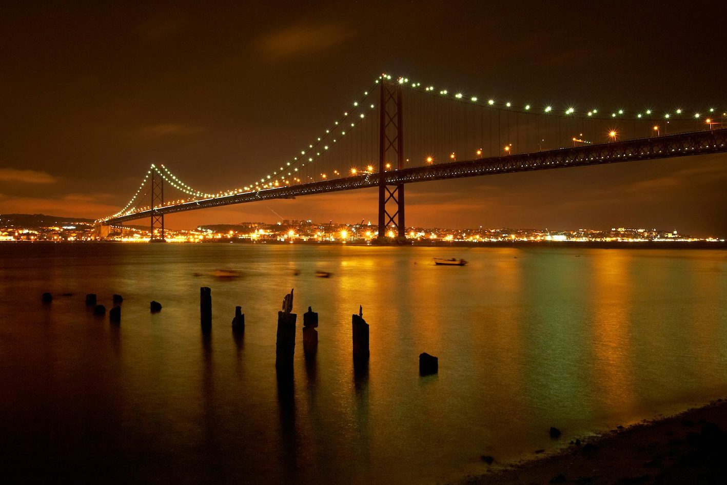Céu escuro da ponte de Lisboa