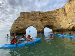 Kajakkers voor de Marinha Arches in de Algarve
