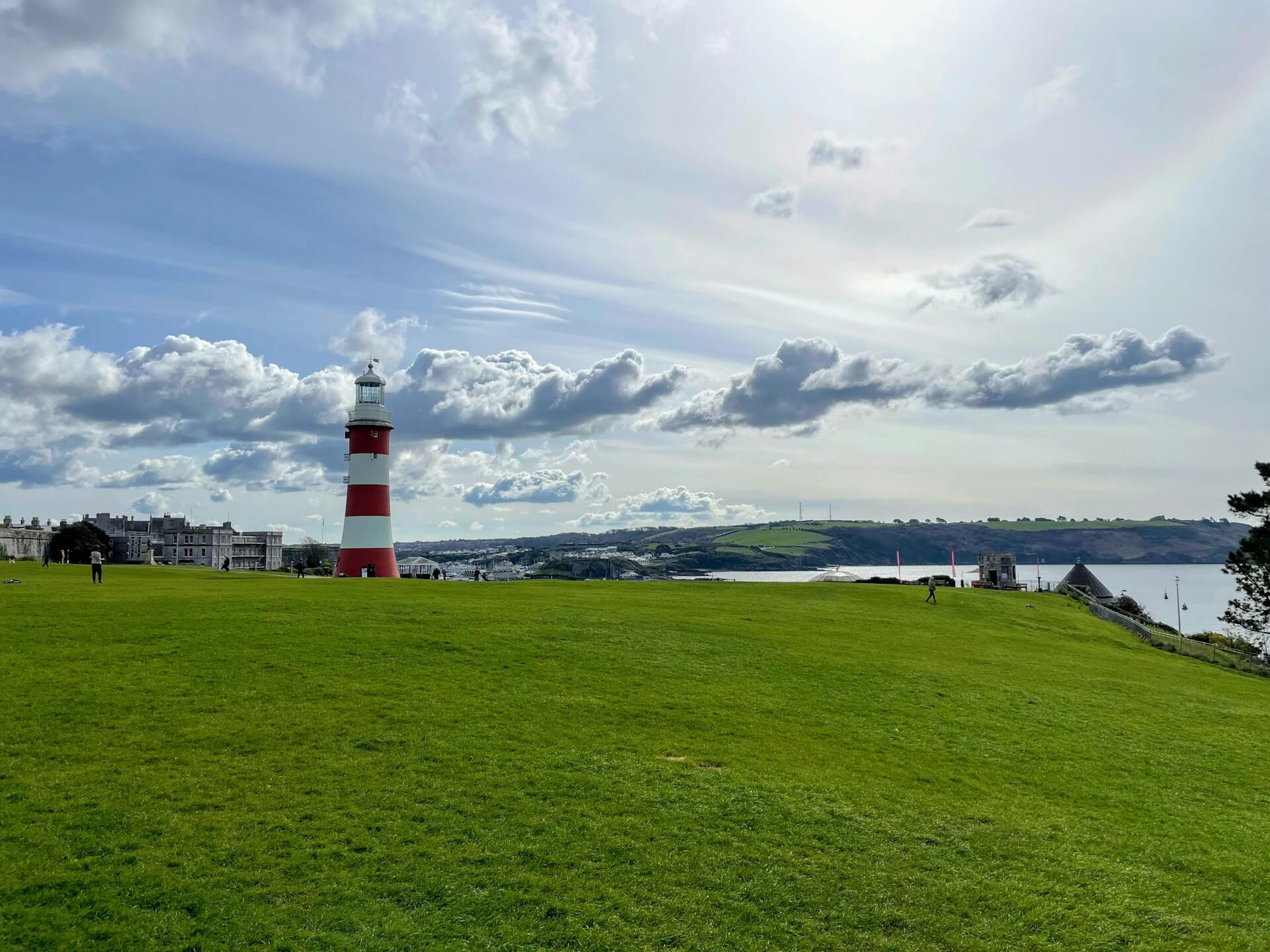 Plymouth 2 Grünes Feld, Meerblick und Leuchtturm in Plymouth
