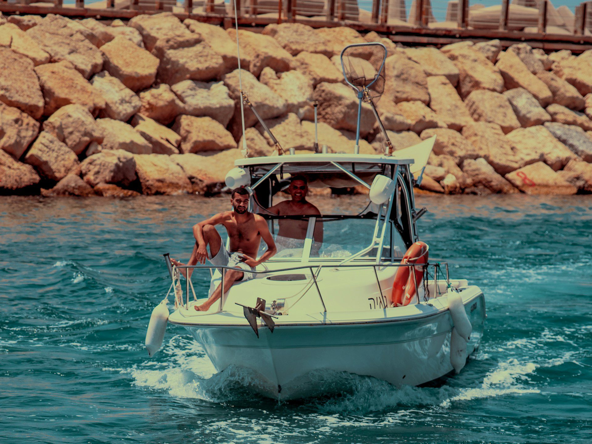Uma família a desfrutar de um dia num barco a motor em mar aberto
