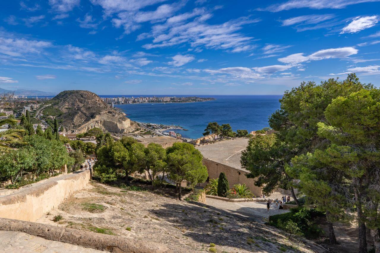 Alicante Travel Guide 2 Prachtig uitzicht op de oceaan en de stadscentrum van Alicante, Spanje, onder een helderblauwe hemel.
