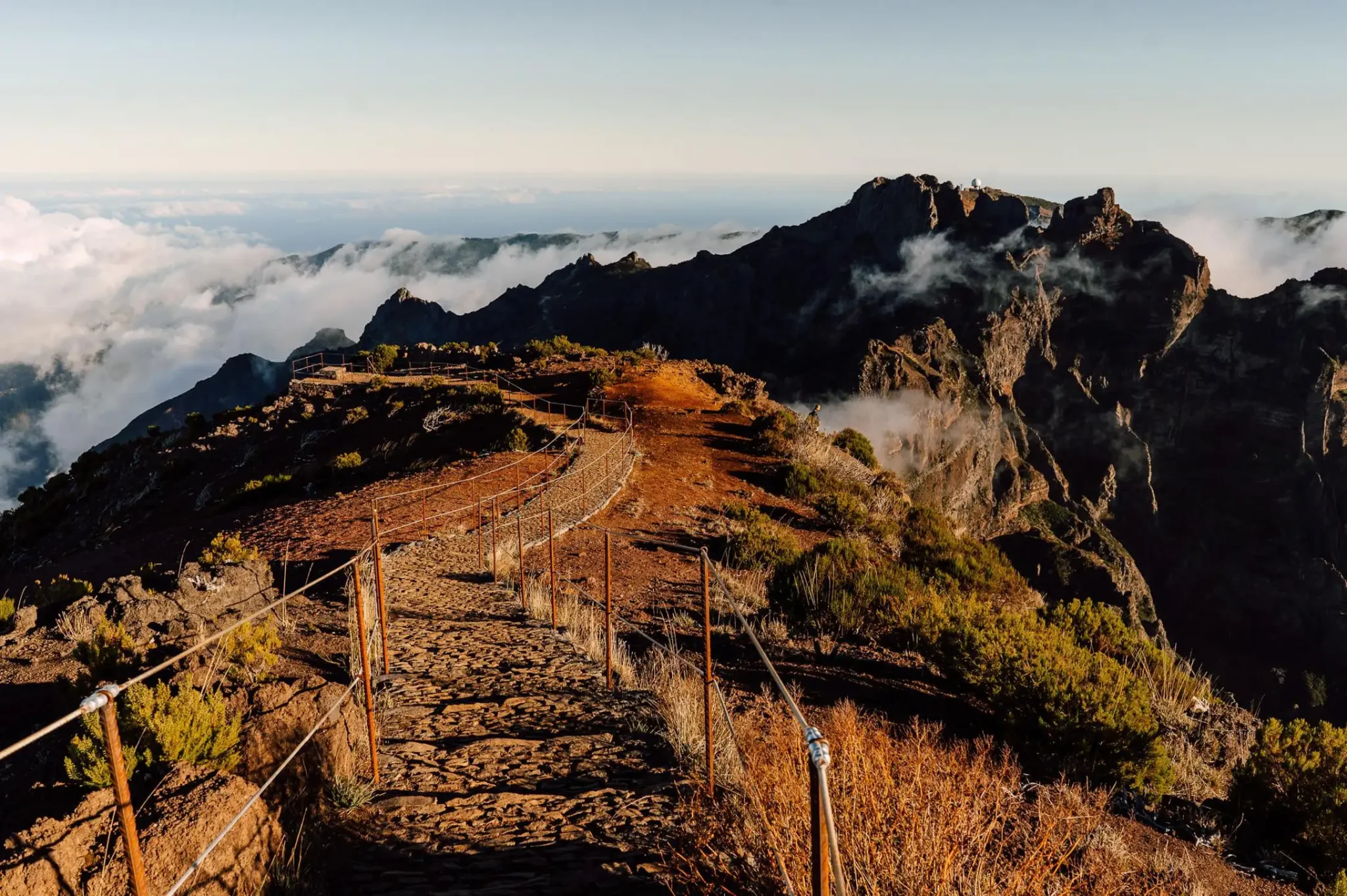 Wanderer auf einem Bergpfad auf Madeira