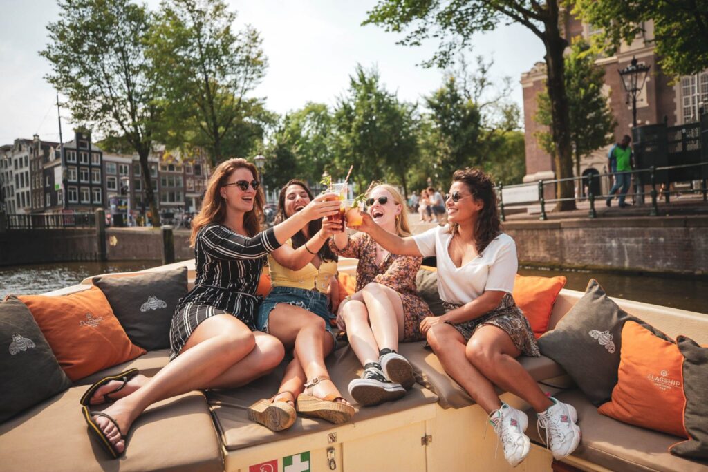 Estudiantes de Amsterdam en barco