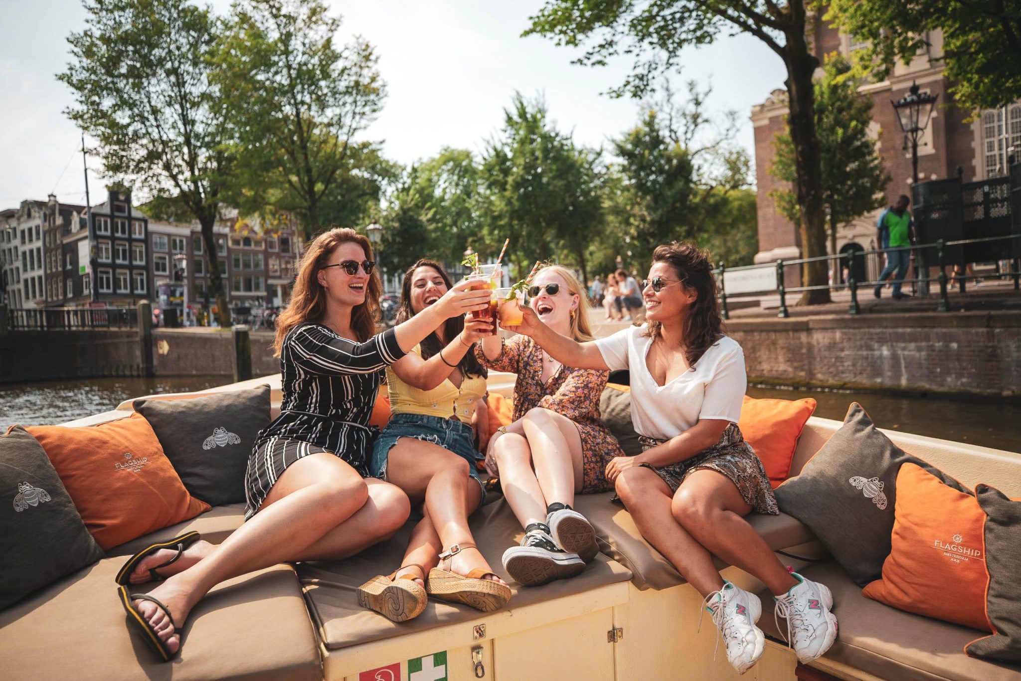 Amsterdam-Studenten auf Boot