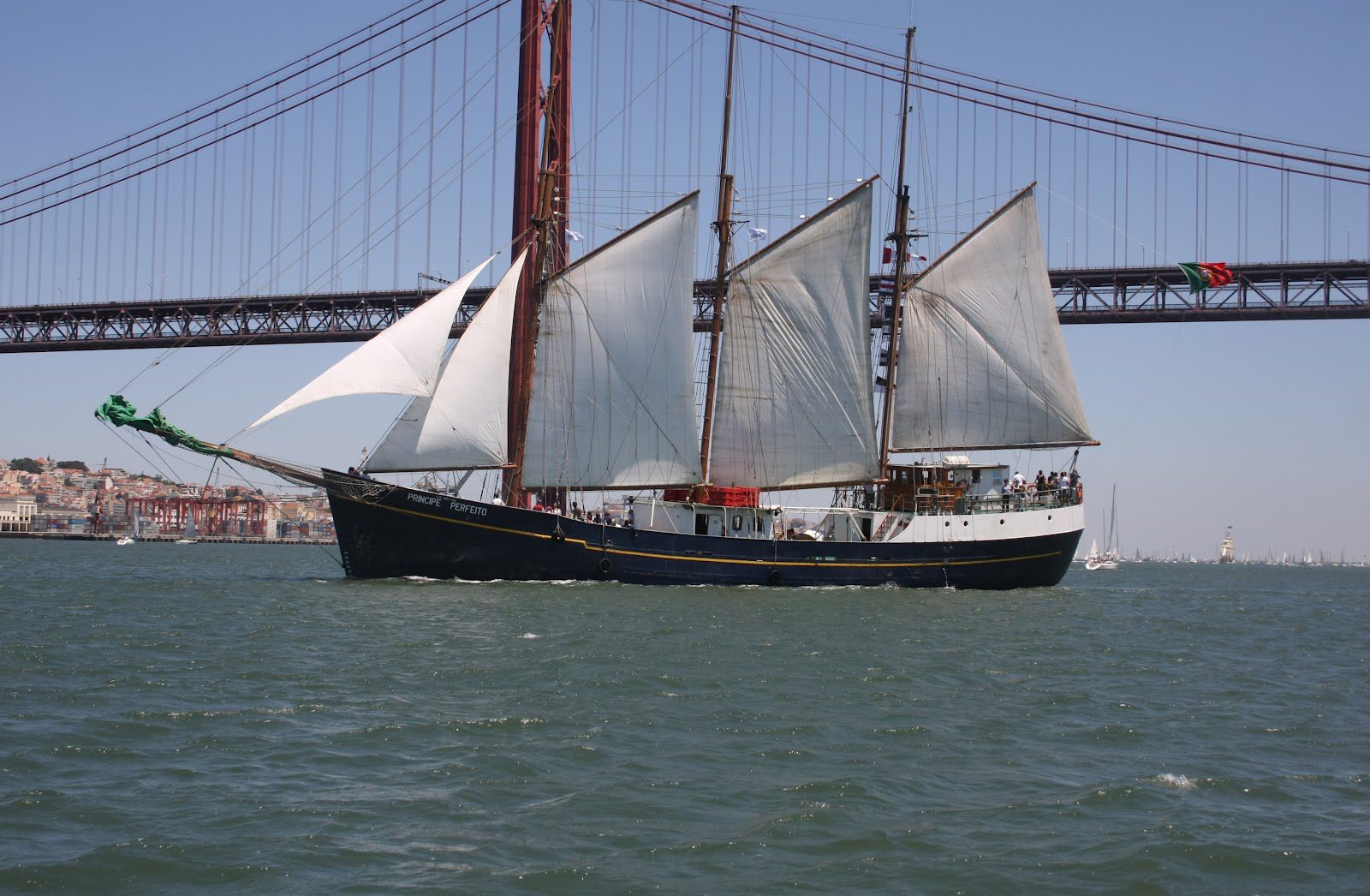 festa de barco ao pôr do sol em Lisboa