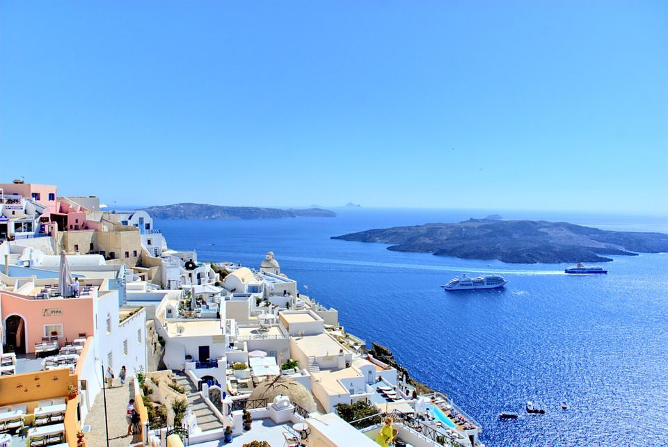 Actividades de desportos aquáticos que pode desfrutar com a sua família em Santorini
