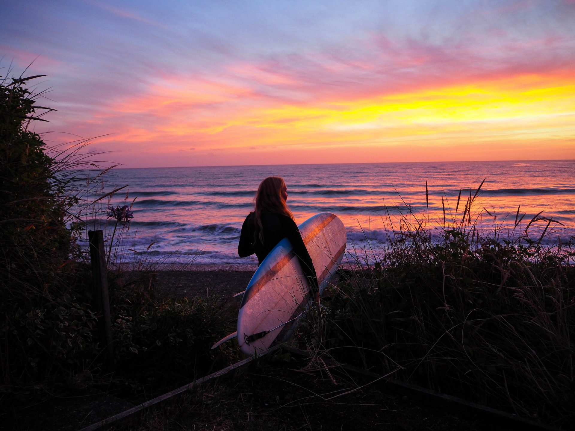 Surfear en el extranjero surf al amanecer