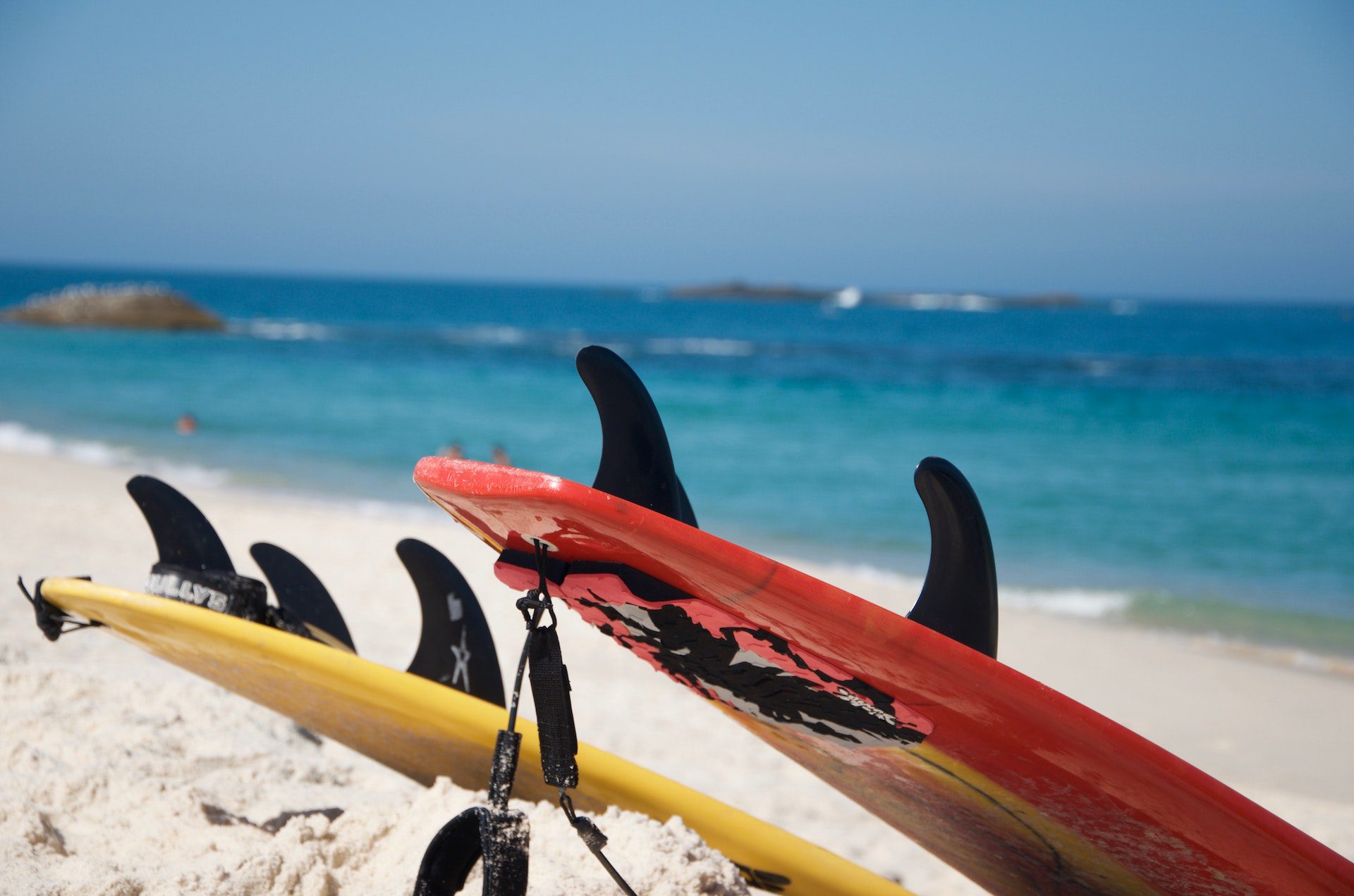 tablas de surf en la playa