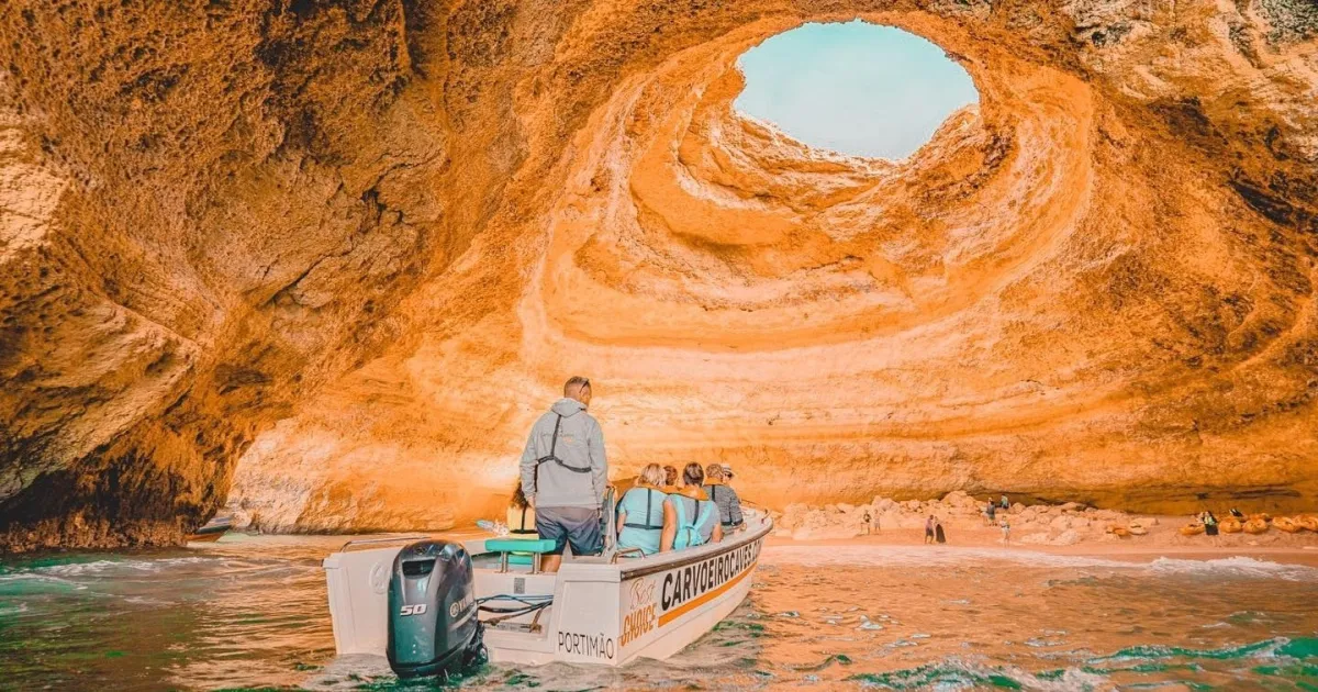 Boot in der Benagil-Höhle
