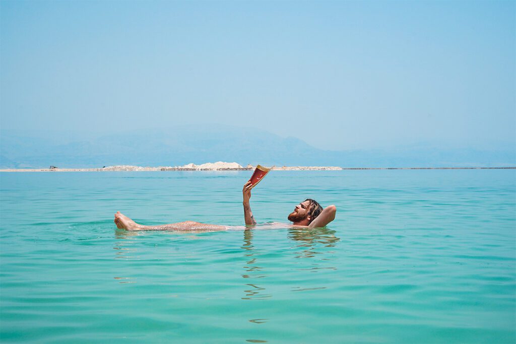 Genießen Sie eine Lektüre im Meer