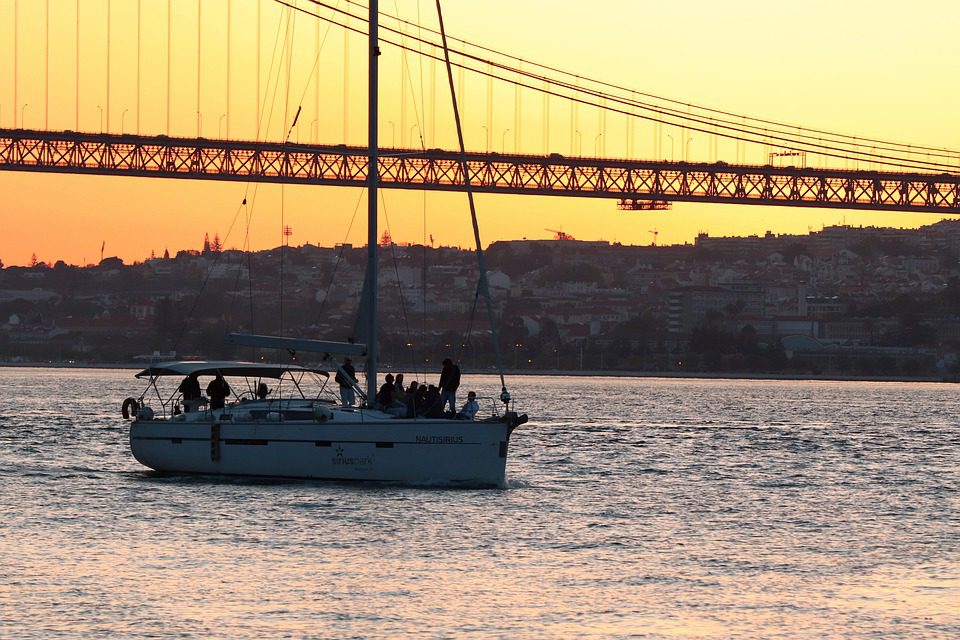 El momento ideal para un paseo en barco por Lisboa
