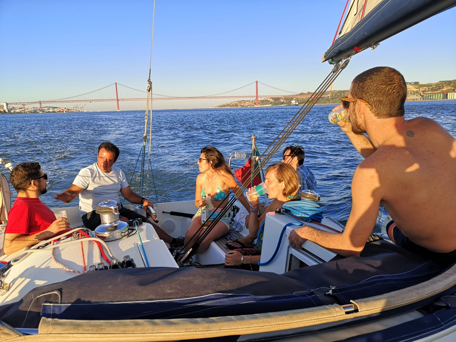 amigos a velejar em Lisboa