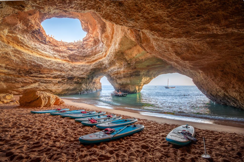 Interior da Gruta de Benagil vista de um passeio de barco guiado Algarve
