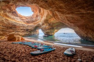 Innenansicht der Benagil-Höhle bei einer geführten Bootstour an der Algarve